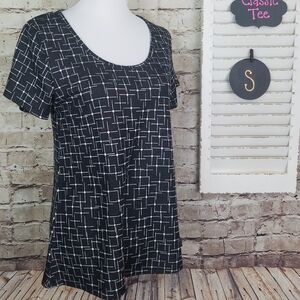 Chic Black and White Geometric Women's Tee